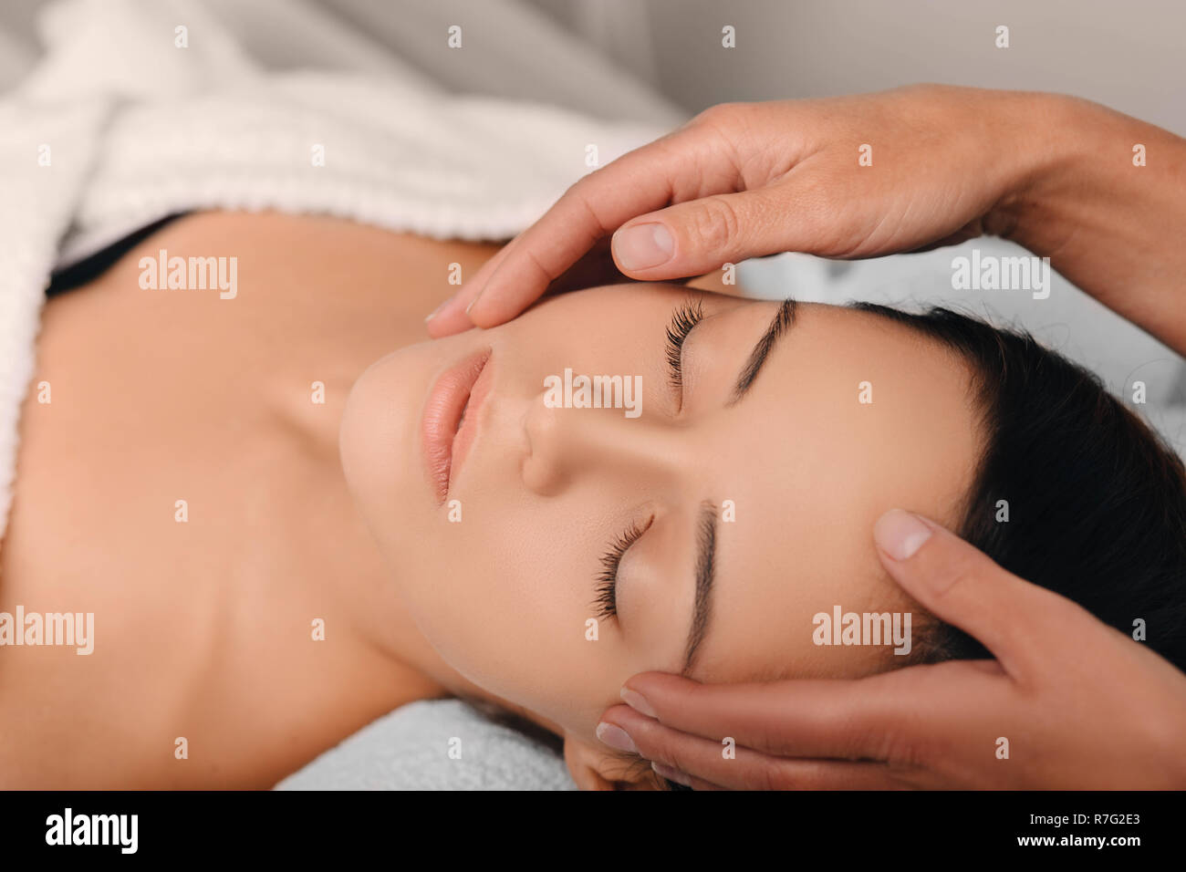 Junge Frau erhält ein Gesicht Massage im Spa Stockfoto