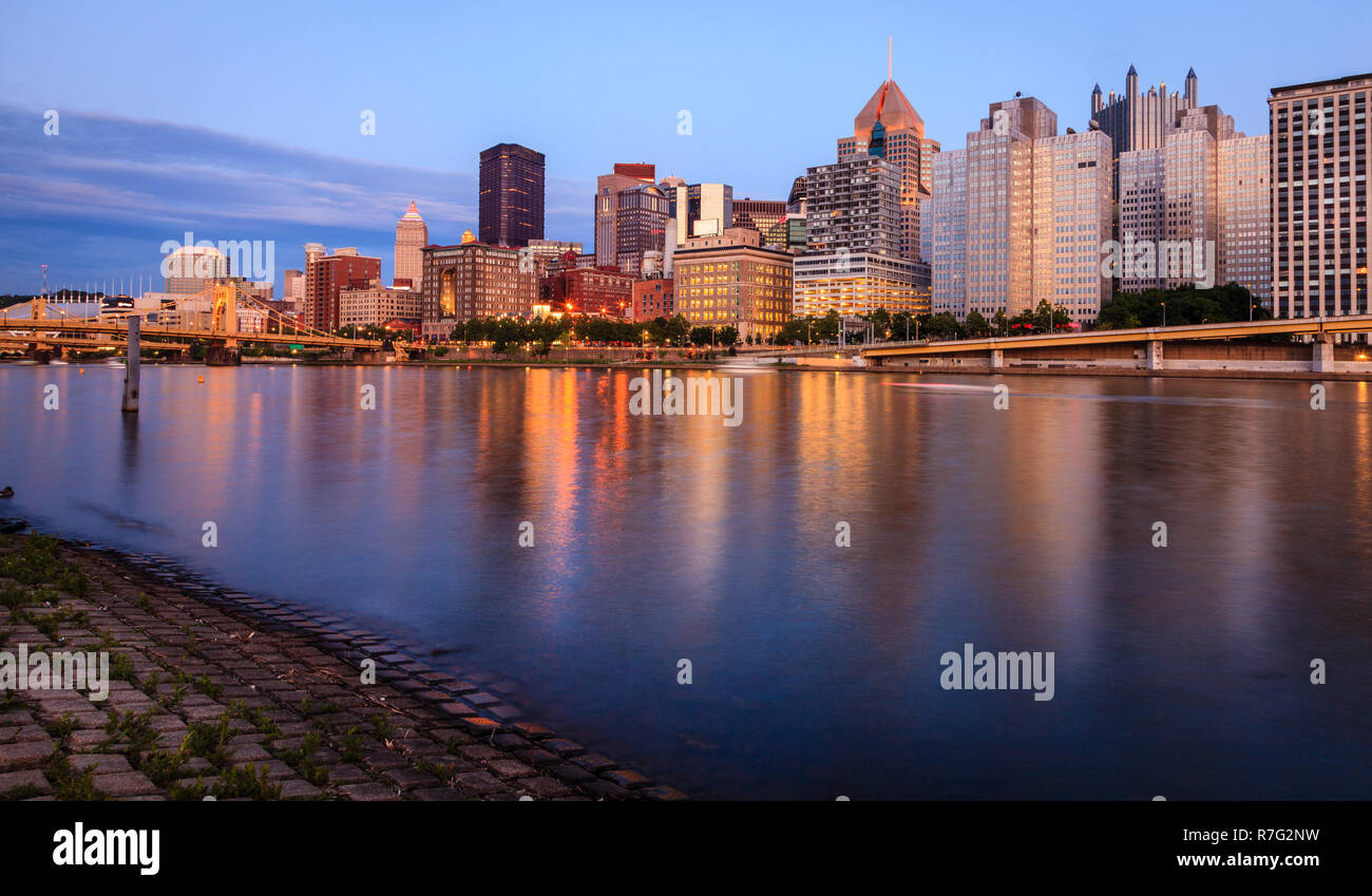 Blick auf die Skyline von Pittsburgh Allegheny River nach Sonnenuntergang Stockfoto