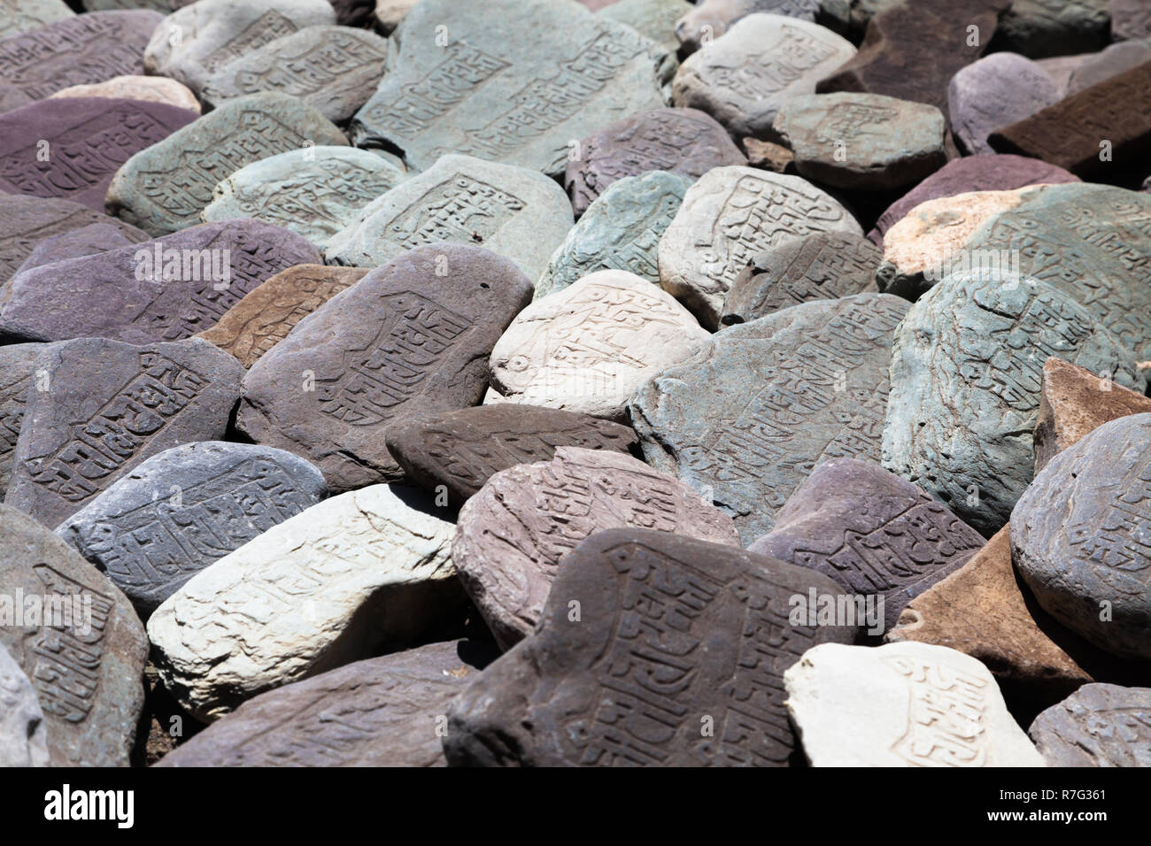Mani Steine mit Inschriften, Lamayuru, Ladakh, Jammu und Kaschmir, Indien Stockfoto