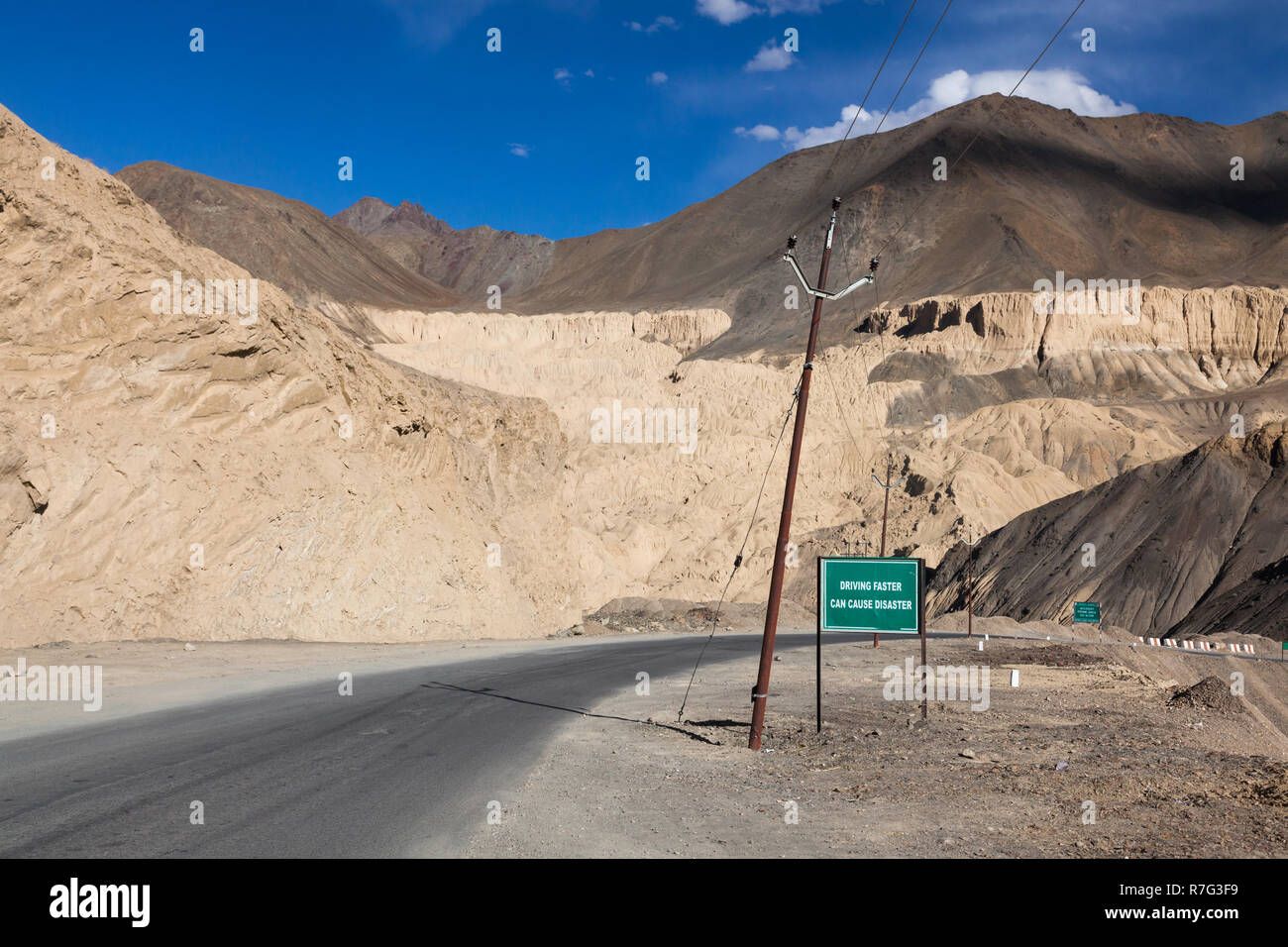 Schöne Landschaft (einschließlich, bekannt als "Moonland) und der Verbindungsstraße von Srinagar und Leh (NH1), in der Nähe von Lamayuru, Ladakh, Jammu und Kaschmir, Indien Stockfoto