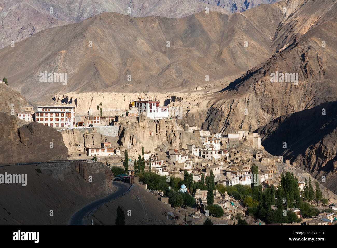Lamayuru Kloster Lamayuru Dorf und die Verbindungsstraße von Srinagar und Leh (NH1), Ladakh, Jammu und Kaschmir, Indien Stockfoto