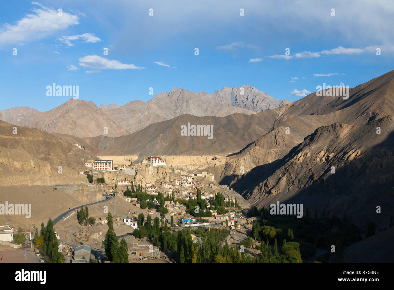 Lamayuru Kloster Lamayuru Dorf und die Verbindungsstraße von Srinagar und Leh (NH1), Ladakh, Jammu und Kaschmir, Indien Stockfoto