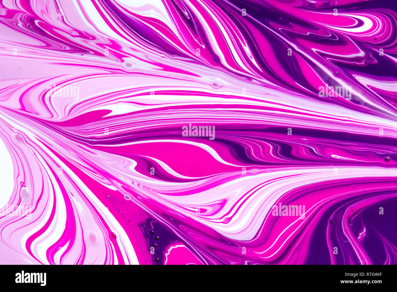 Abstract Pink, Weiß und Lila Flüssigkeit Farbe swirl Hintergrund Stockfoto