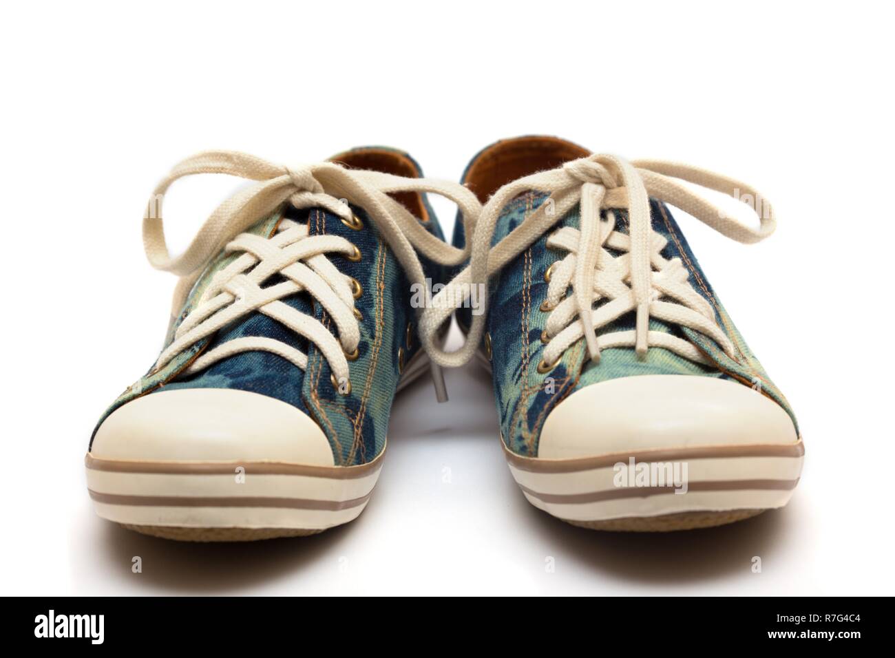 Teen jeans Turnschuhe isoliert auf einem weißen Stockfoto