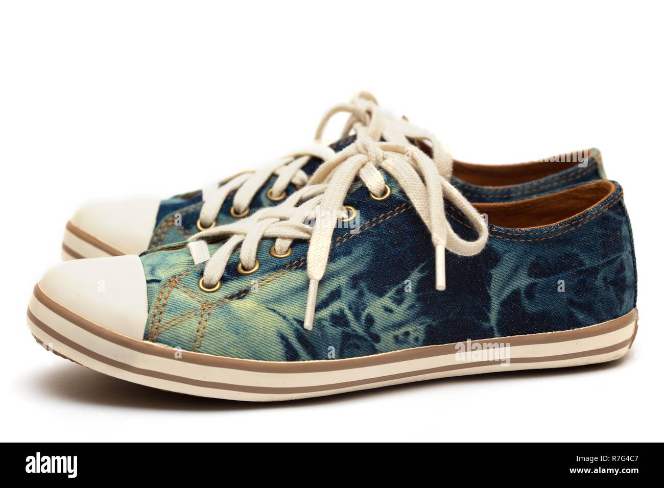 Teen jeans Turnschuhe isoliert auf einem weißen Stockfoto