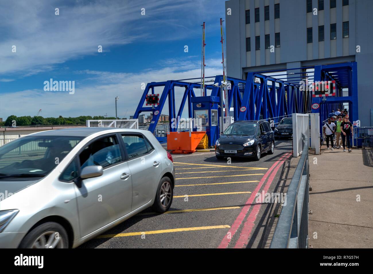 London, Großbritannien, 23. Juni 2018: Süden Ausfahrt für Verkehr anreisen, können Sie über die Woolwich gratis - Fähre mit Autos und Fußgänger verlassen Stockfoto