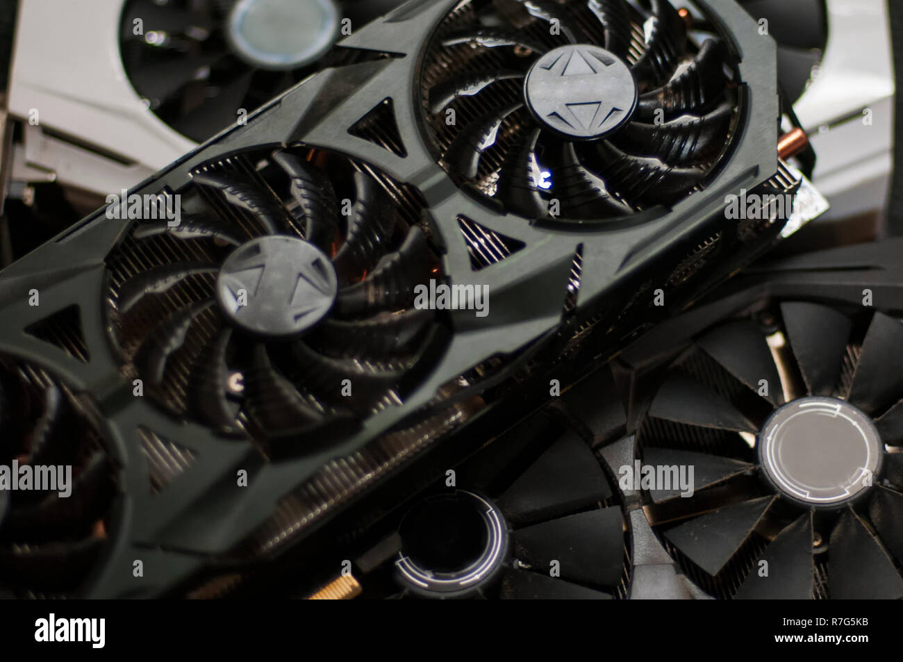 Ihre Grafikkarte gpu für PC aktualisieren. Verbindung gpu auf den PC Stockfoto
