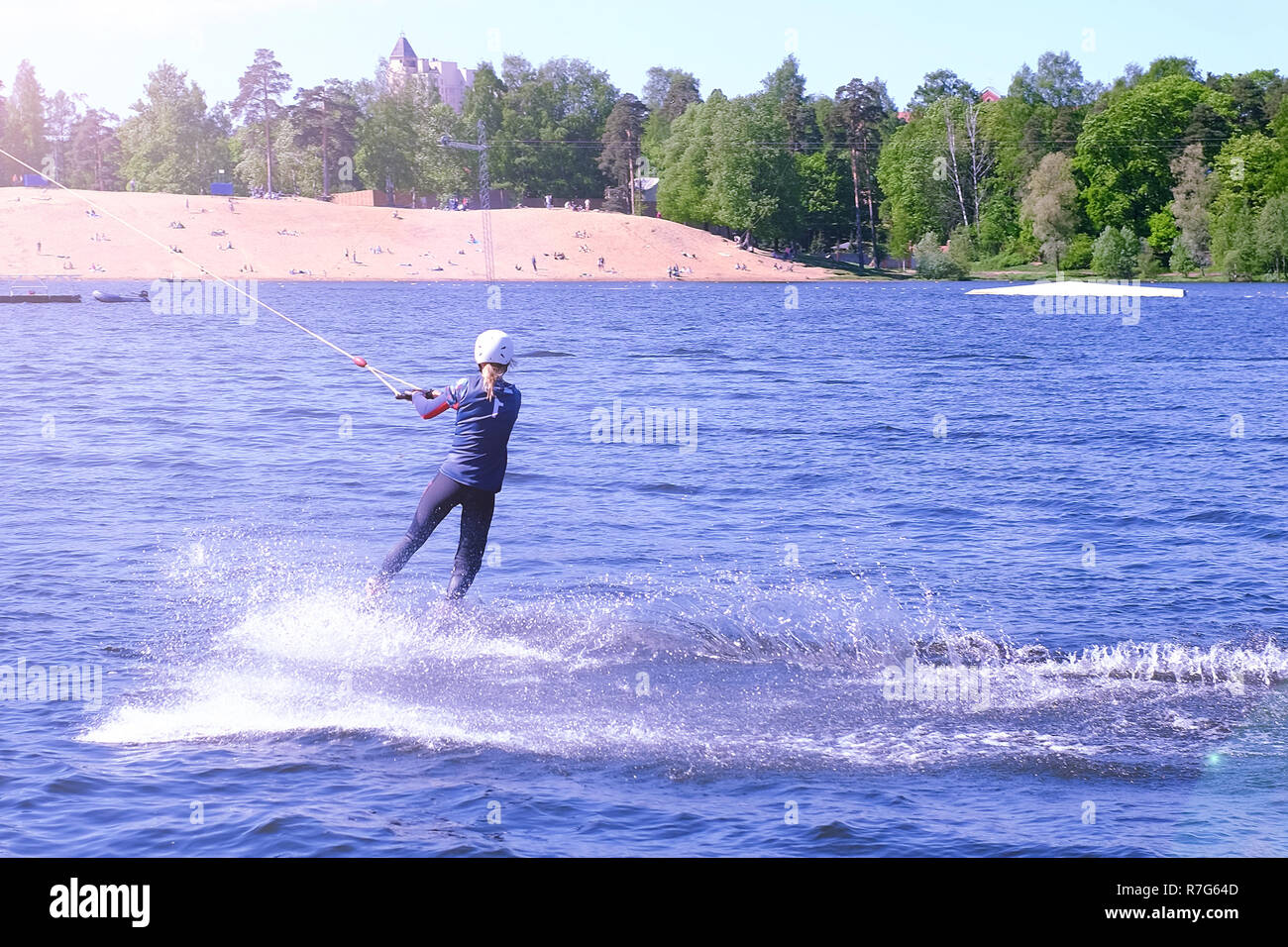 Athleten - wakeboarder führt einen Sprung mit Salto in der Luft. Im Sonnenlicht. Stockfoto