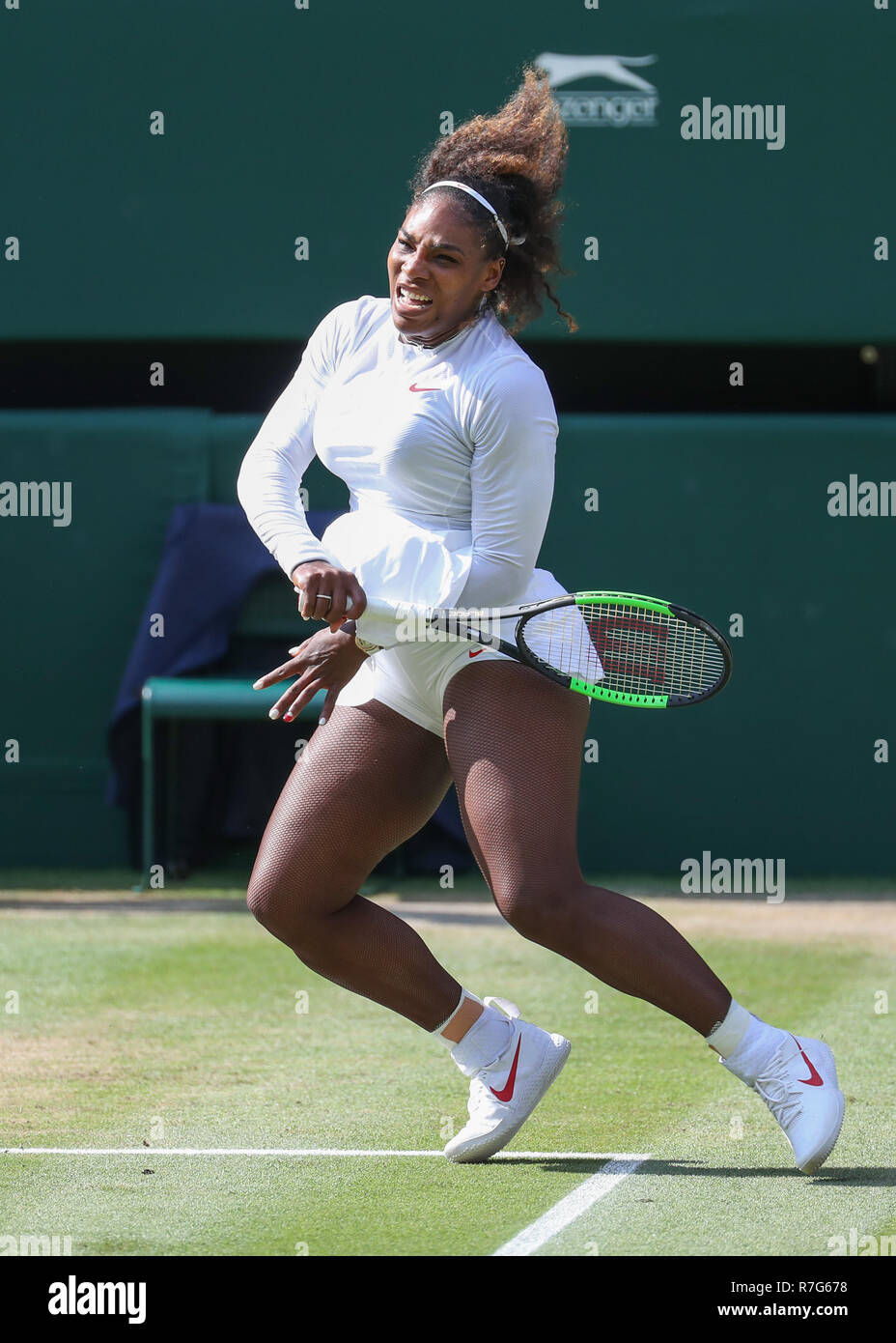 Uns player Serena Williams in Aktion bei Wimbledon, London, England, Vereinigtes Königreich. Stockfoto