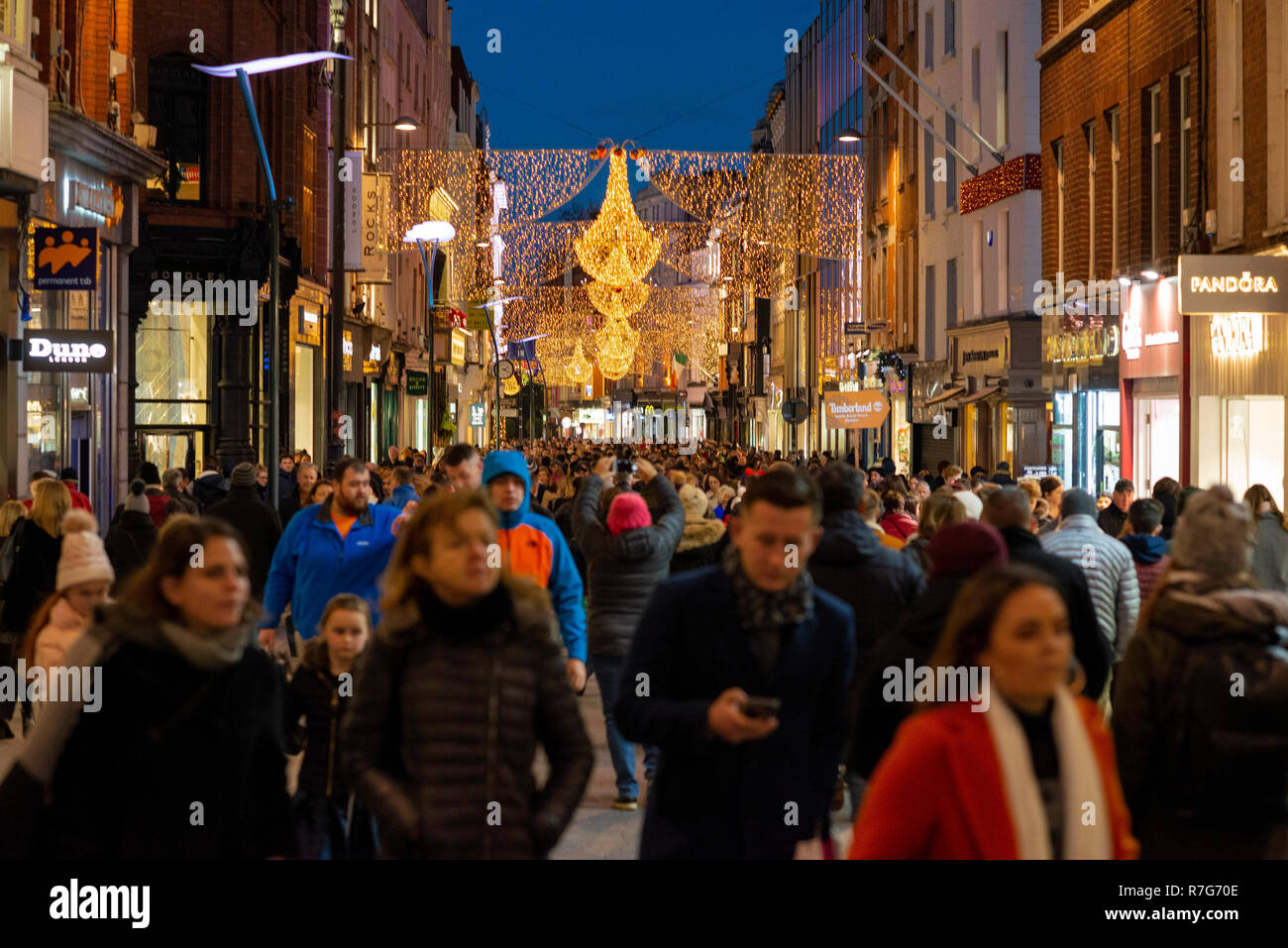 Sonntag, 09 Dezember 2018. Menschenmassen shopping unter dem Weihnachten Straßenlaternen auf Grafton St. Dublin. Stockfoto