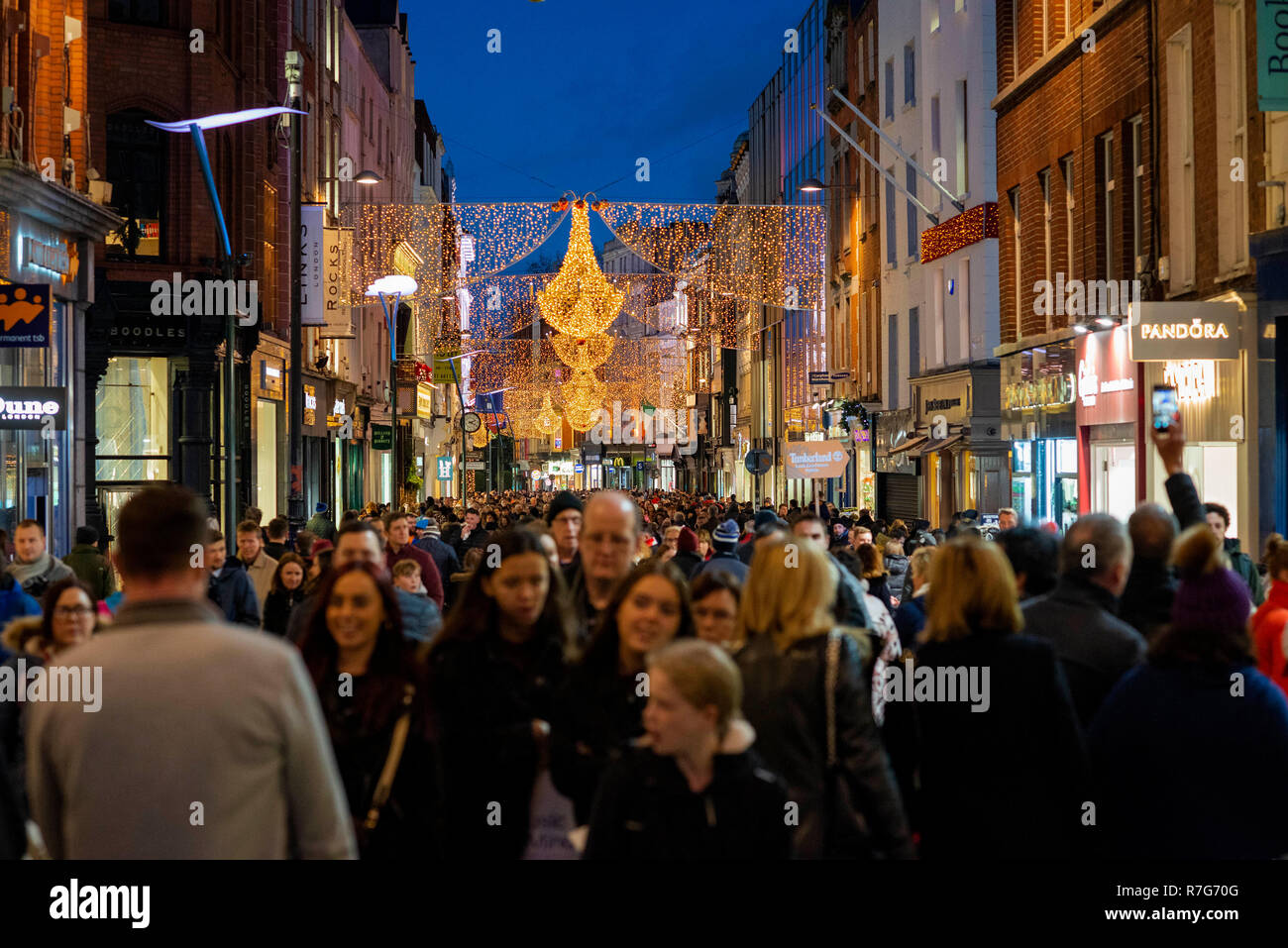 Sonntag, 09 Dezember 2018. Menschenmassen shopping unter dem Weihnachten Straßenlaternen auf Grafton St. Dublin. Stockfoto