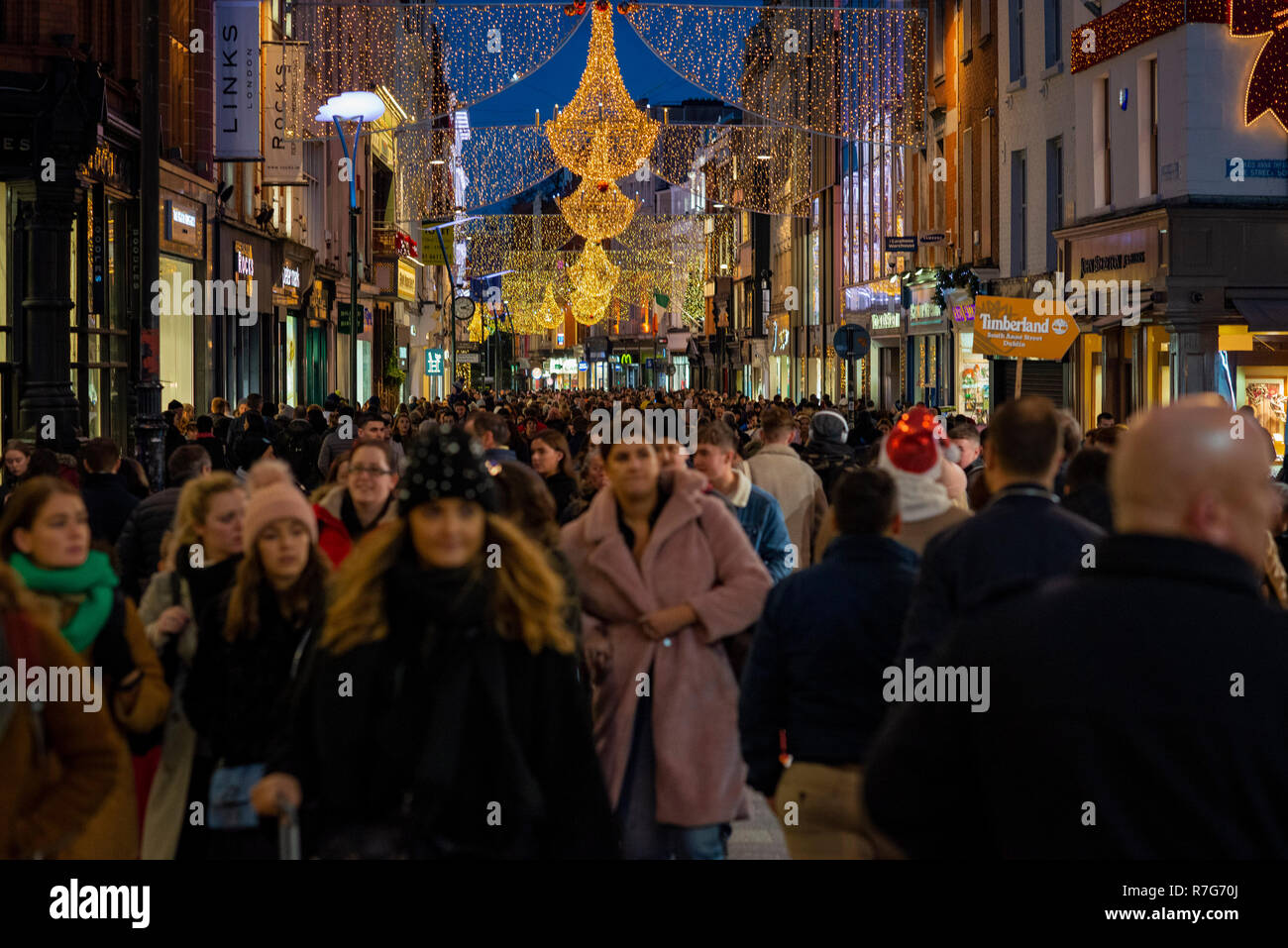 Sonntag, 09 Dezember 2018. Menschenmassen shopping unter dem Weihnachten Straßenlaternen auf Grafton St. Dublin. Stockfoto