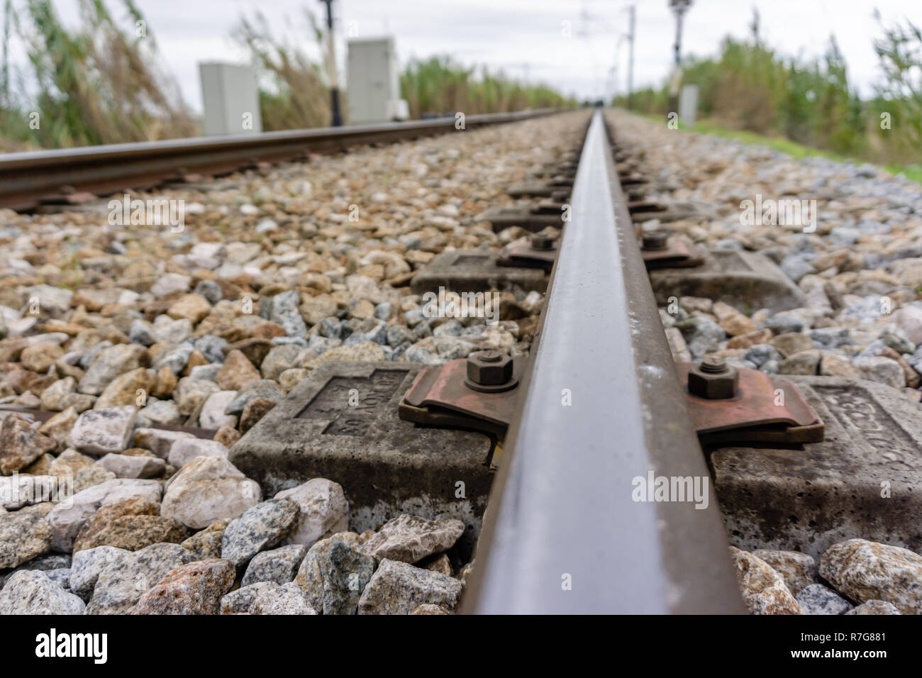 Close-up Bahnstrecke Hintergrund. Die Bahn durch die Landschaft. Perspektivische Ansicht Stockfoto