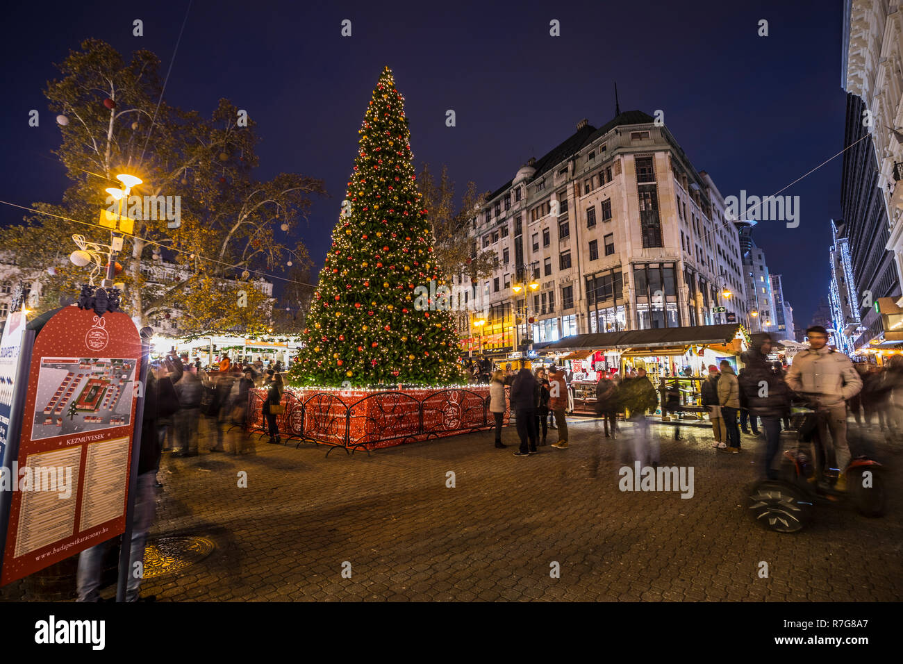 Budapester Weihnachten Baum an Karácsonyi Vásár Stockfoto
