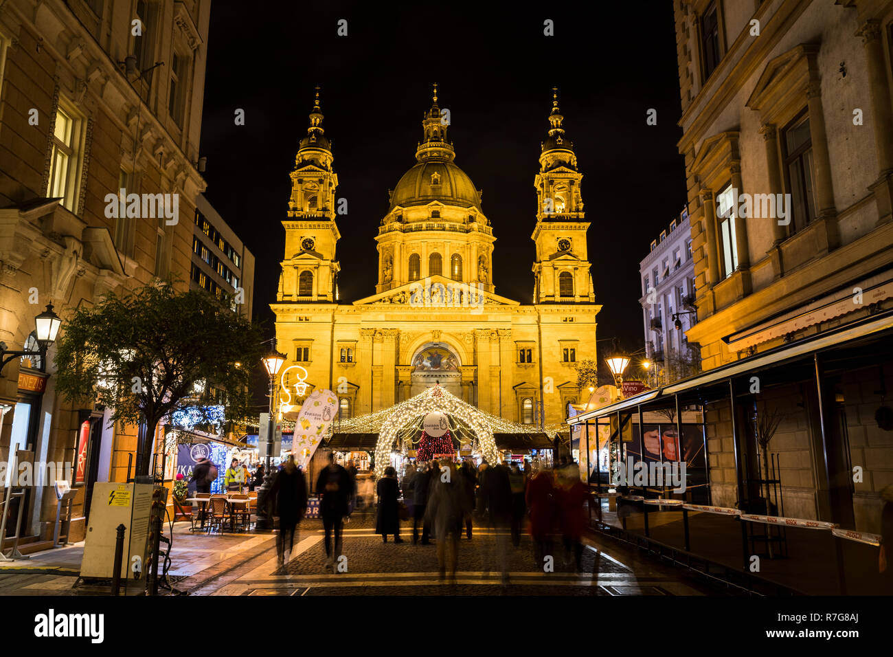 Touristen, die Weihnachten-Messe in der Basilika in Budapest Stockfoto