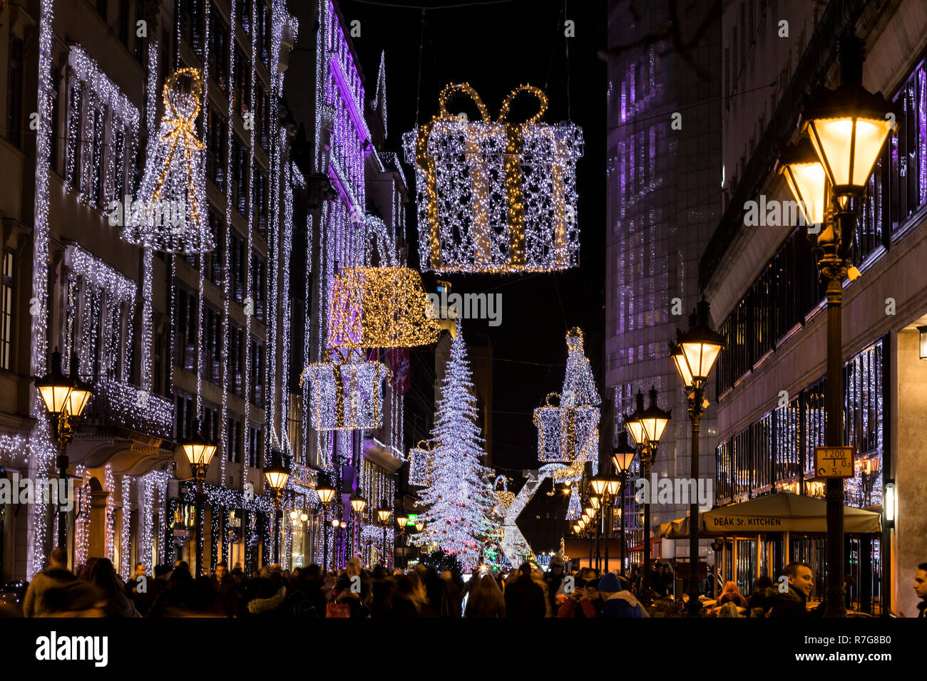 Decotated Fashion Street bei Chrismass in Budapest Stockfoto
