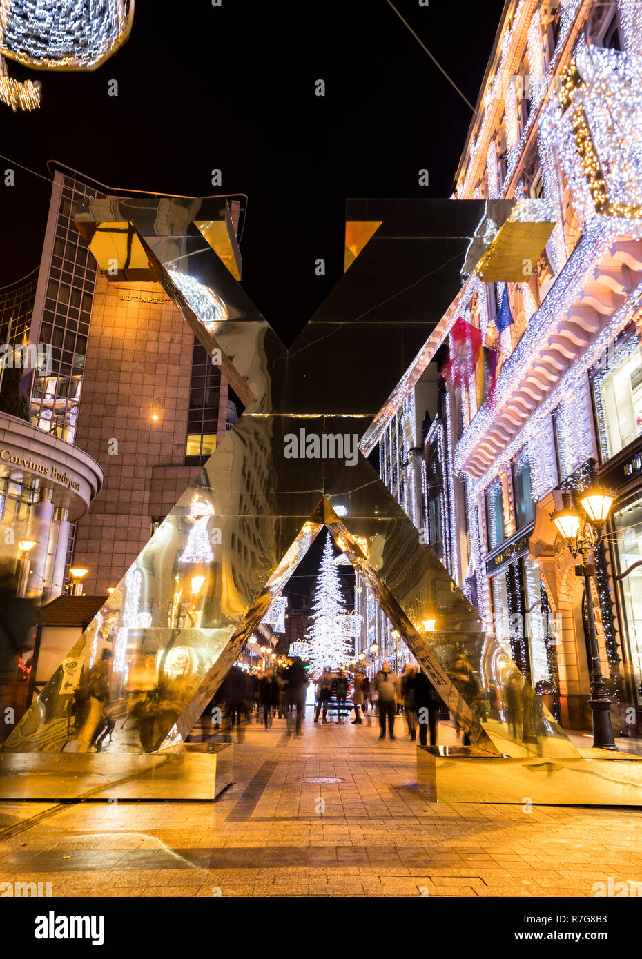 Decoraed Fashion Street in Budapest auf Weihnachten Stockfoto