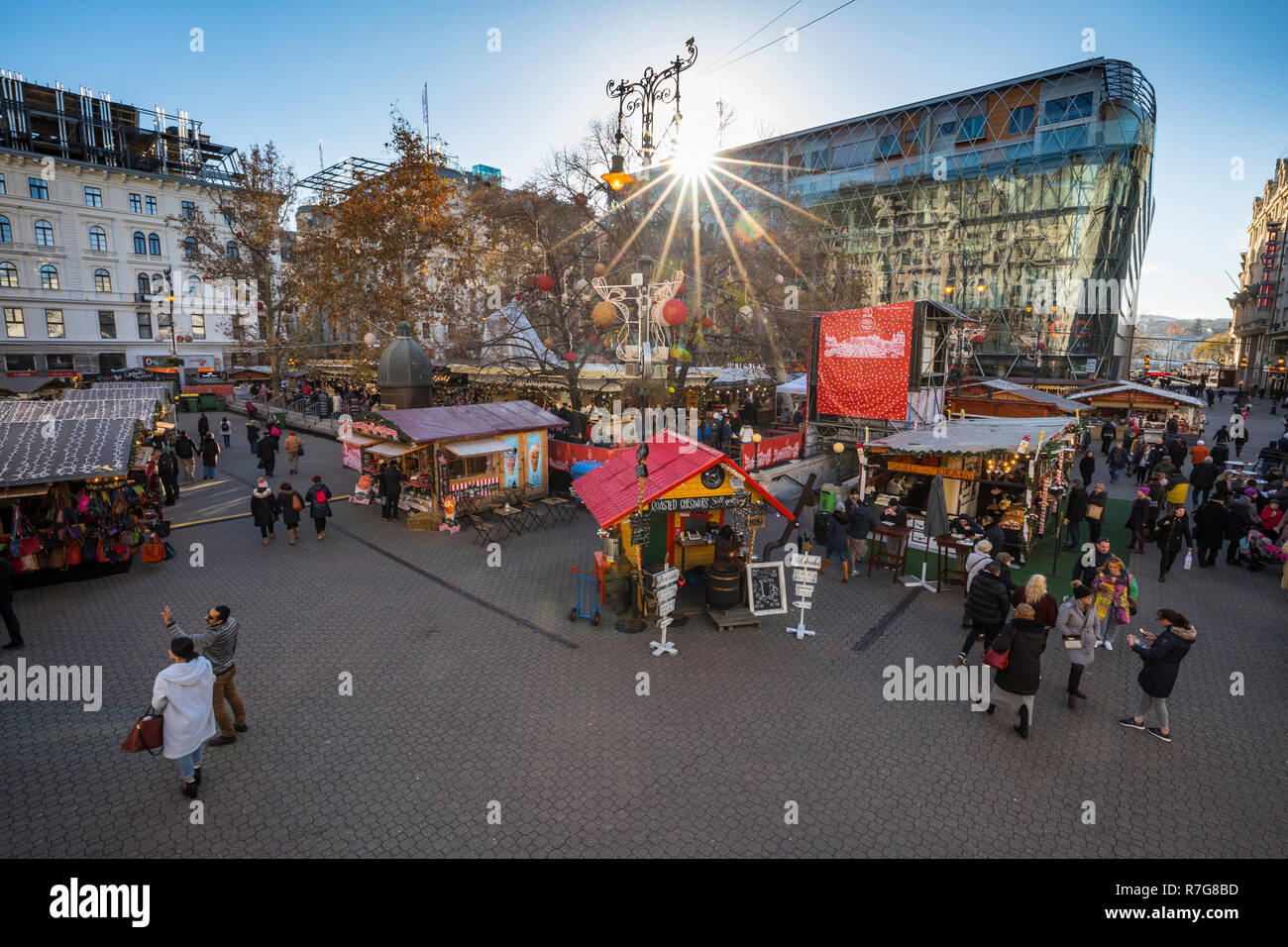 Budapester Weihnachtsmarkt und Winter Festival am Vörösmarty tér Stockfoto