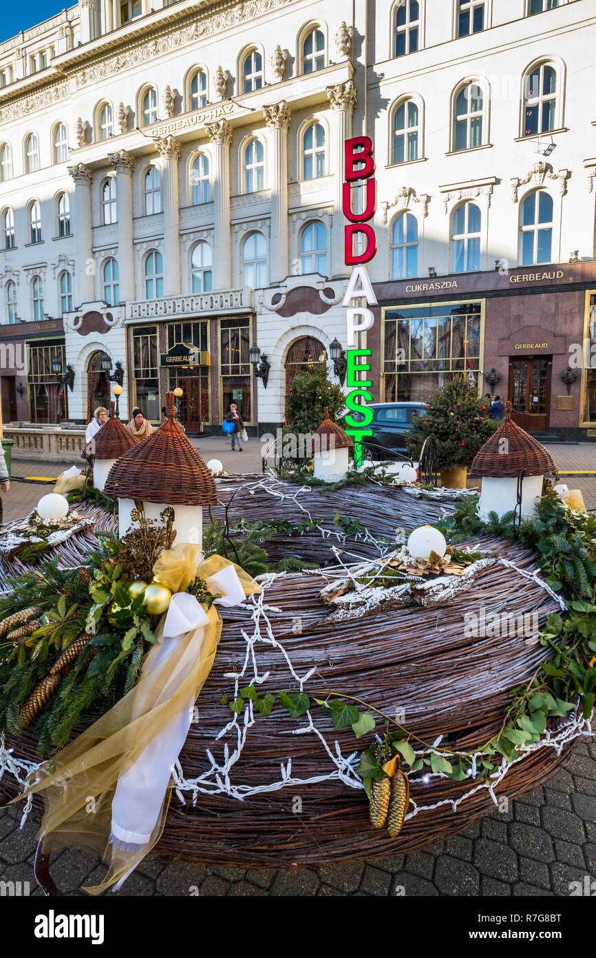 Adventskranz an der Budapester Weihnachtsmarkt, Vörösmarty ter Stockfoto