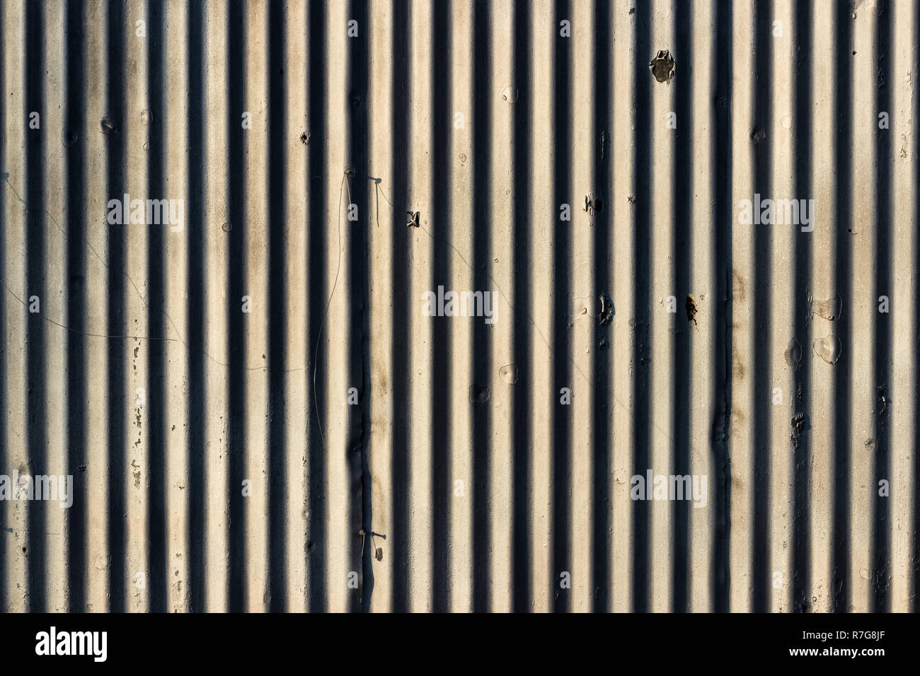 Alte Distressed painted Abgesplitterte weiße Wand mit Linien und Schatten Stockfoto