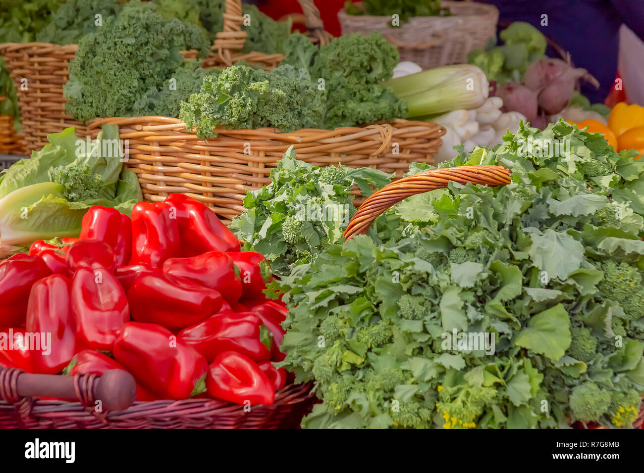 Rote Paprika mit Verity von grünes Gemüse am grünen Markt angezeigt. Die im grünen Markt hat viele Körbe mit frischen Bio-Produkten. Stockfoto