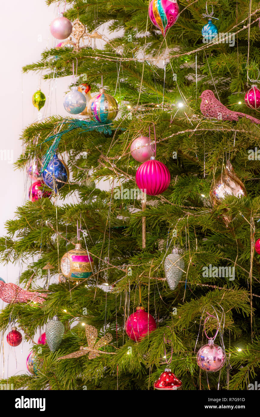 Kugeln auf echten Weihnachtsbaum. Stockfoto
