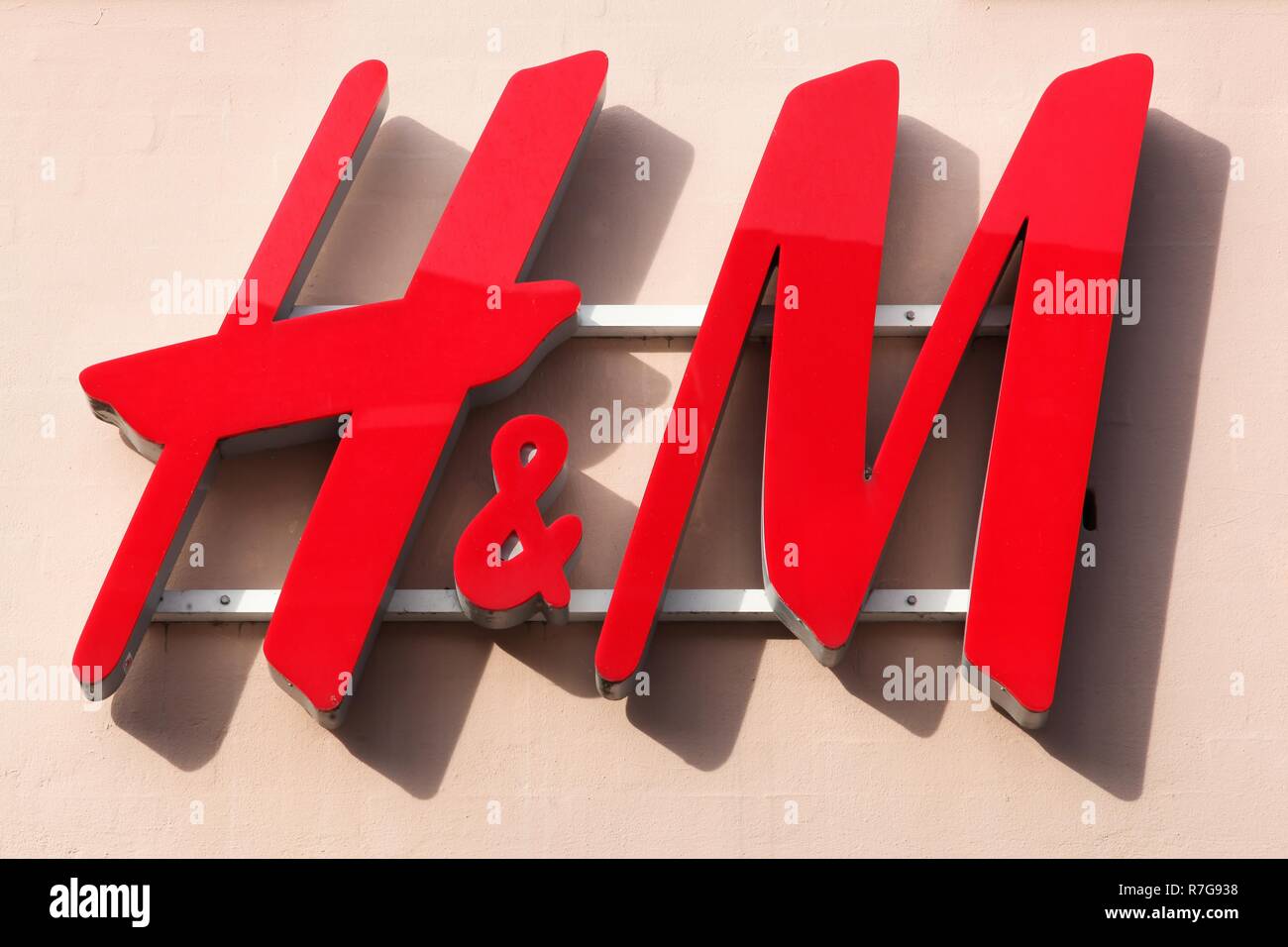 Vejle, Dänemark - Oktober 12, 2018: H&M Logo auf einer Fassade. H&M ist ein schwedischen multinationalen Einzelhandels Kleidung Firma Stockfoto