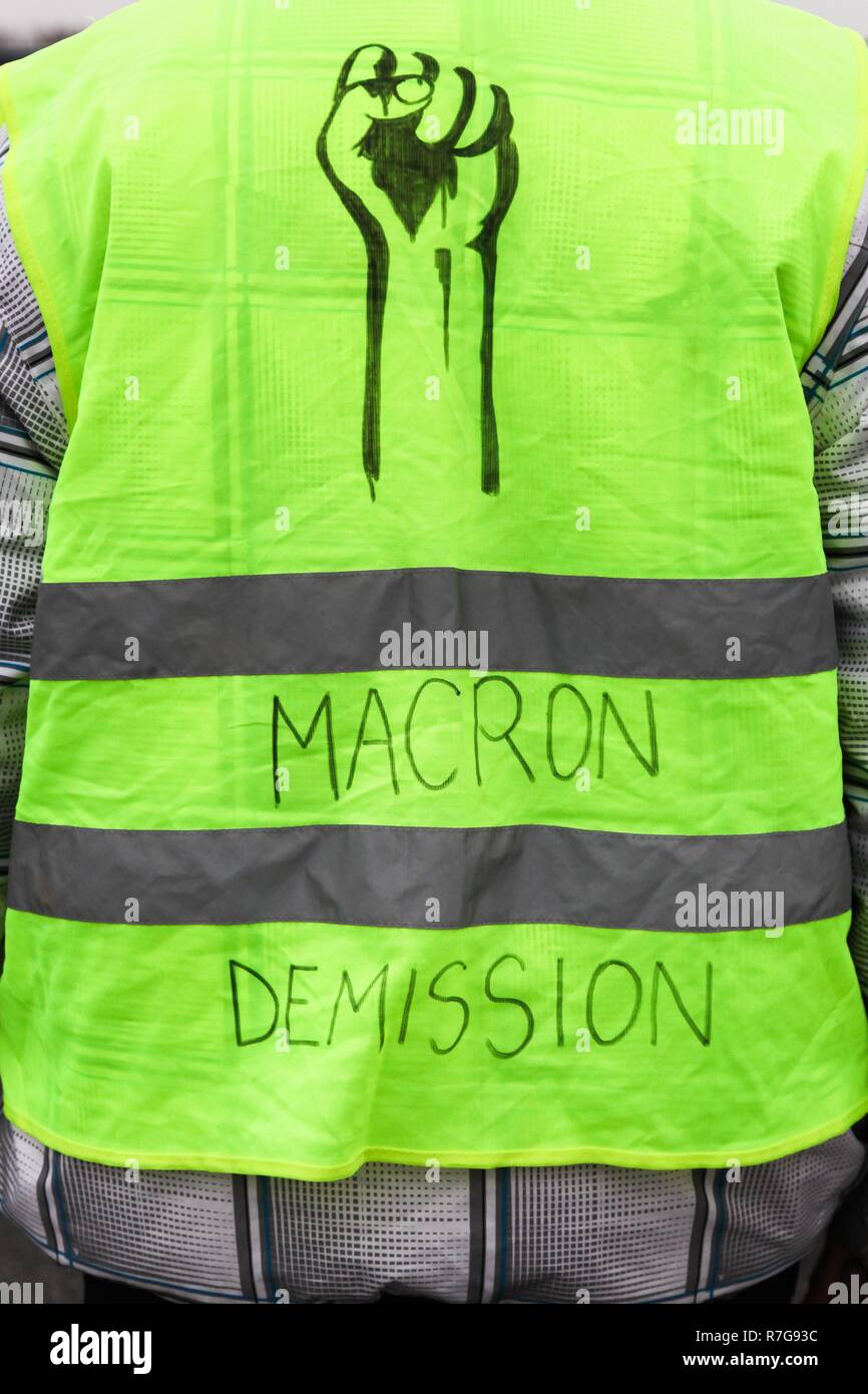 Gelb Protest gegen höhere Kraftstoffpreise in Frankreich und Text auf der gelben Weste Präsident Längestrich Abreise in französischer Sprache Stockfoto