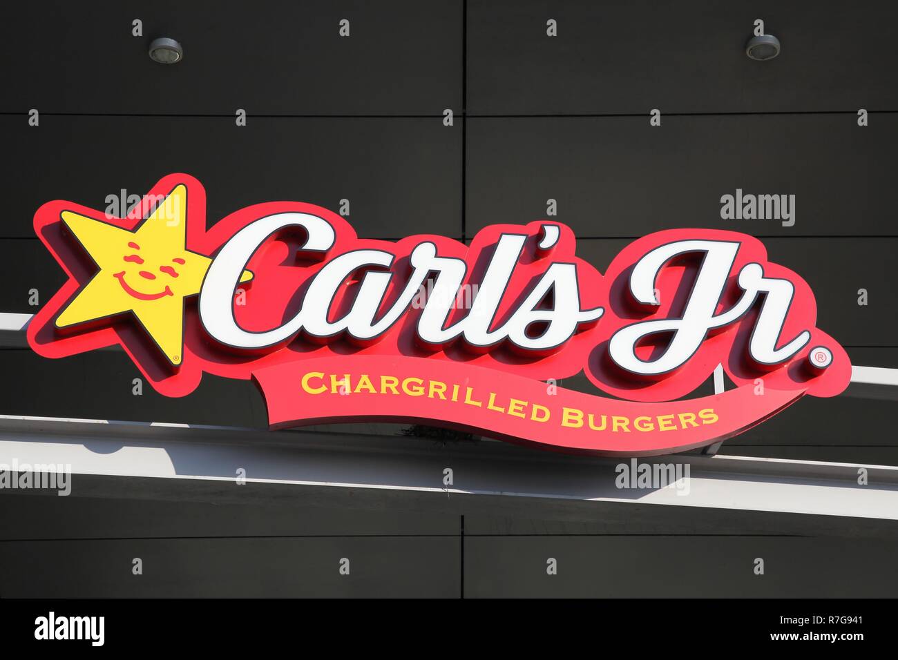 Tilst, Dänemark - Oktober 14, 2018: Carl's Jr Logo auf eine Wand. Carl's Jr. ist eine US-amerikanische Fast-Food-Restaurant Kette durch CKE Restaurant Betriebe betrieben Stockfoto