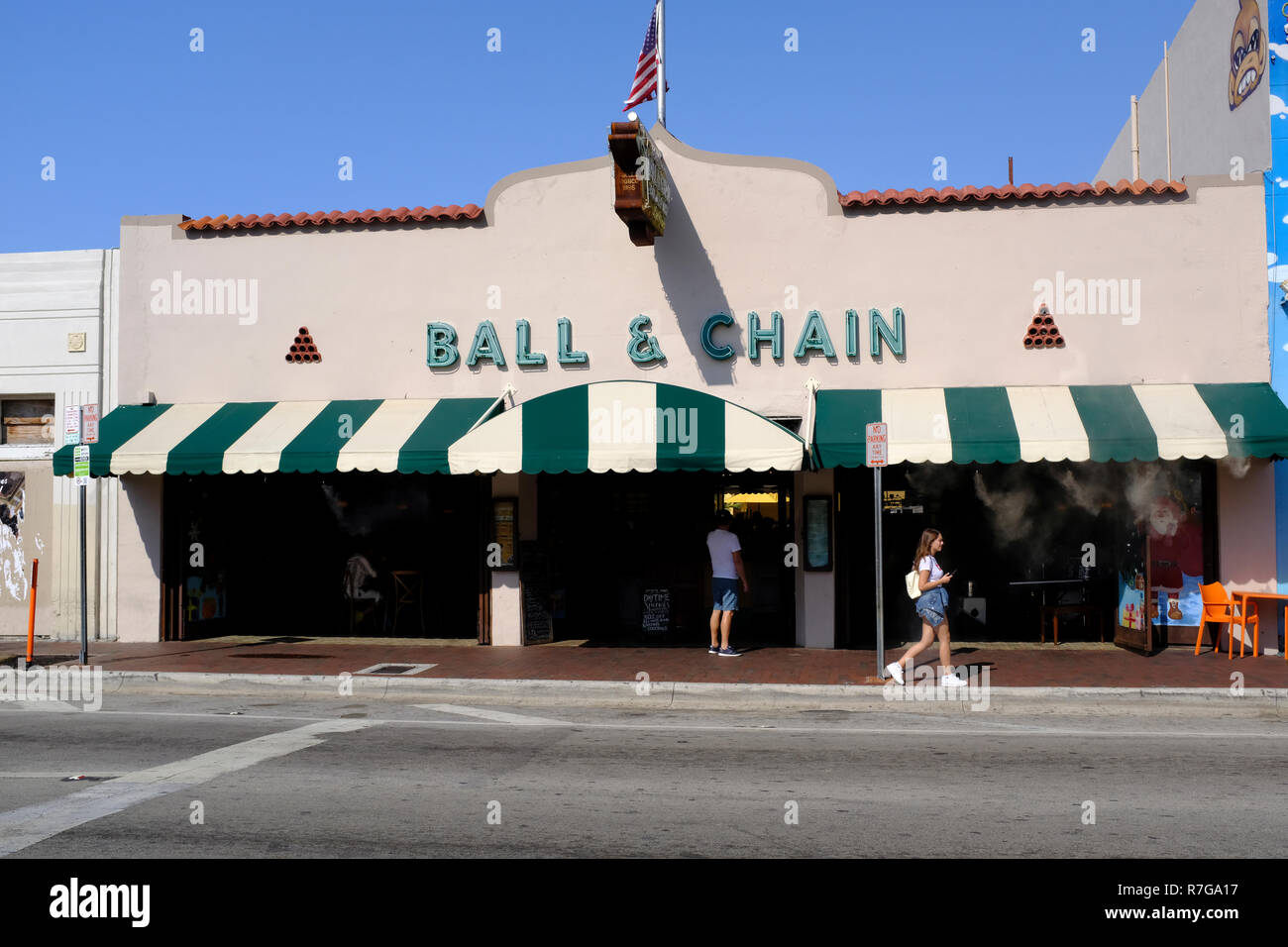 Die Kugel und Kette in Little Havana, Miami, Florida. Iconic Nachtclub aus den 1930er Jahren der 50er Jahre, jetzt ein live-musik Veranstaltungsort mit kubanischen Stil Essen & Trinken Stockfoto