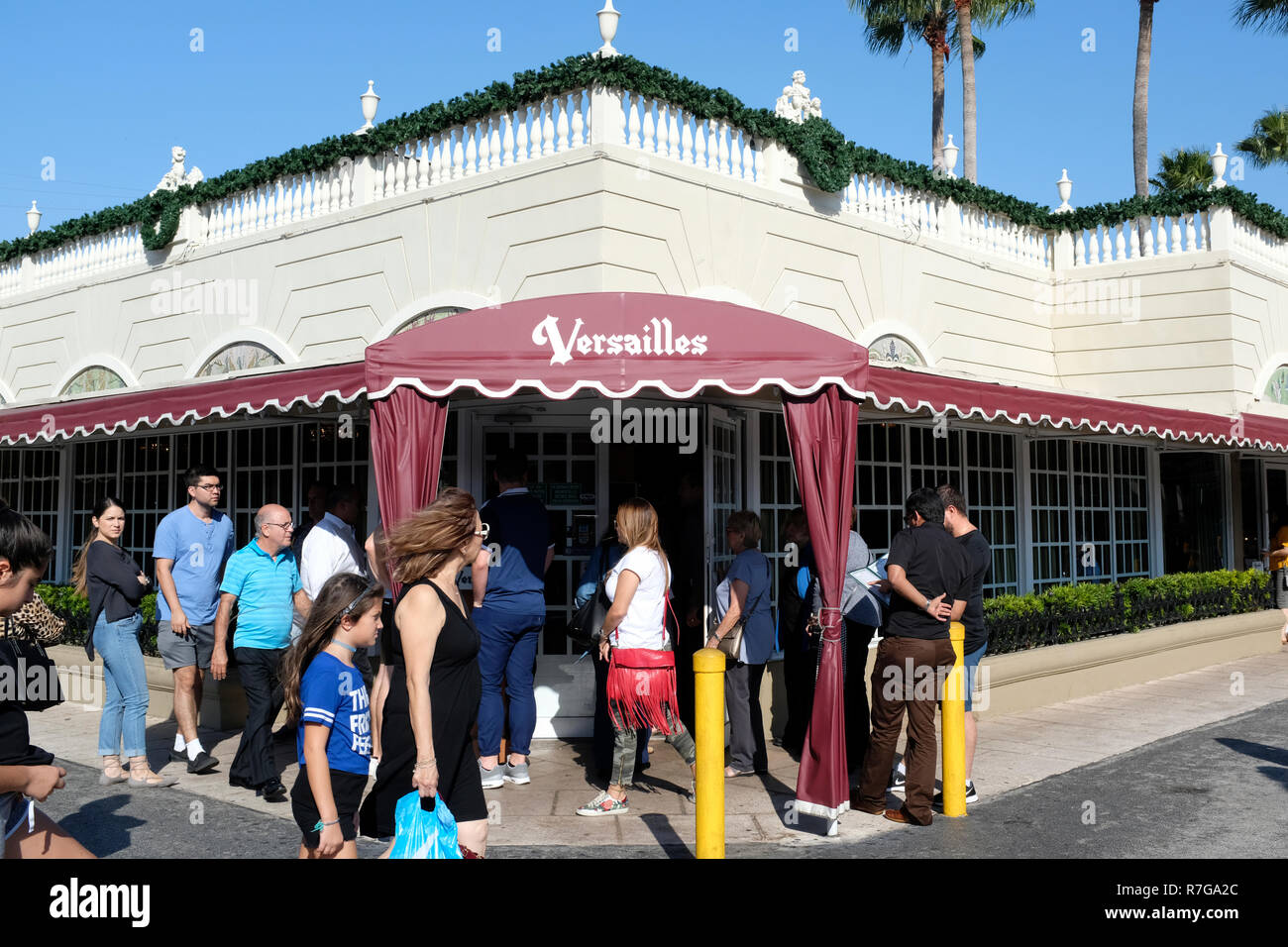 Kunden außerhalb von Versailles Restaurant warten in Miami Stockfoto