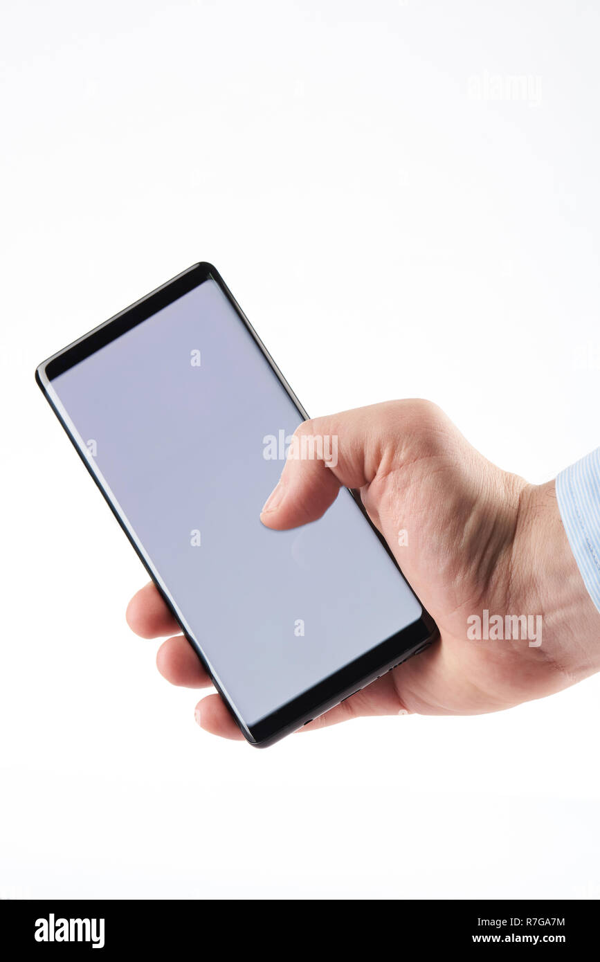 Halten moderne Smartphone in der Nähe, bis auf weißem Hintergrund Stockfoto