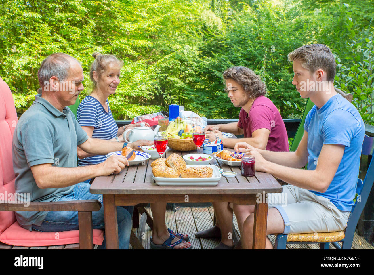 Europäische Familie beim Mittagessen auf der Terrasse in der Natur Stockfoto