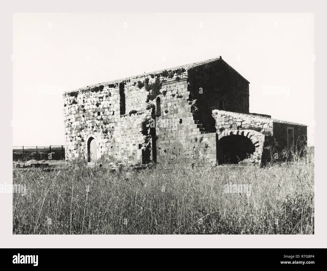 Sardinien Nuoro Sindia Abbazia di S. Maria di Corte, das ist mein Italien, die italienische Land der Geschichte, Mittelalterliche zisterziensischen Architektur gegründet 1147. Die noch von der ursprünglichen Struktur gehören der Chor, der linke Arm der Querhaus mit zwei Kapellen, und romanischen Tonnengewölbe Sakristei. Struktur teilweise umgebaut im 17. bis 18. Jahrhunderts. Stockfoto