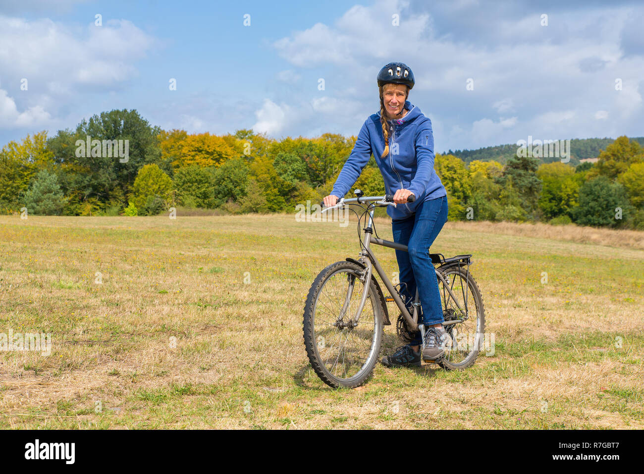 Niederländische weiblichen Biker auf dem Fahrrad in der Natur Stockfoto