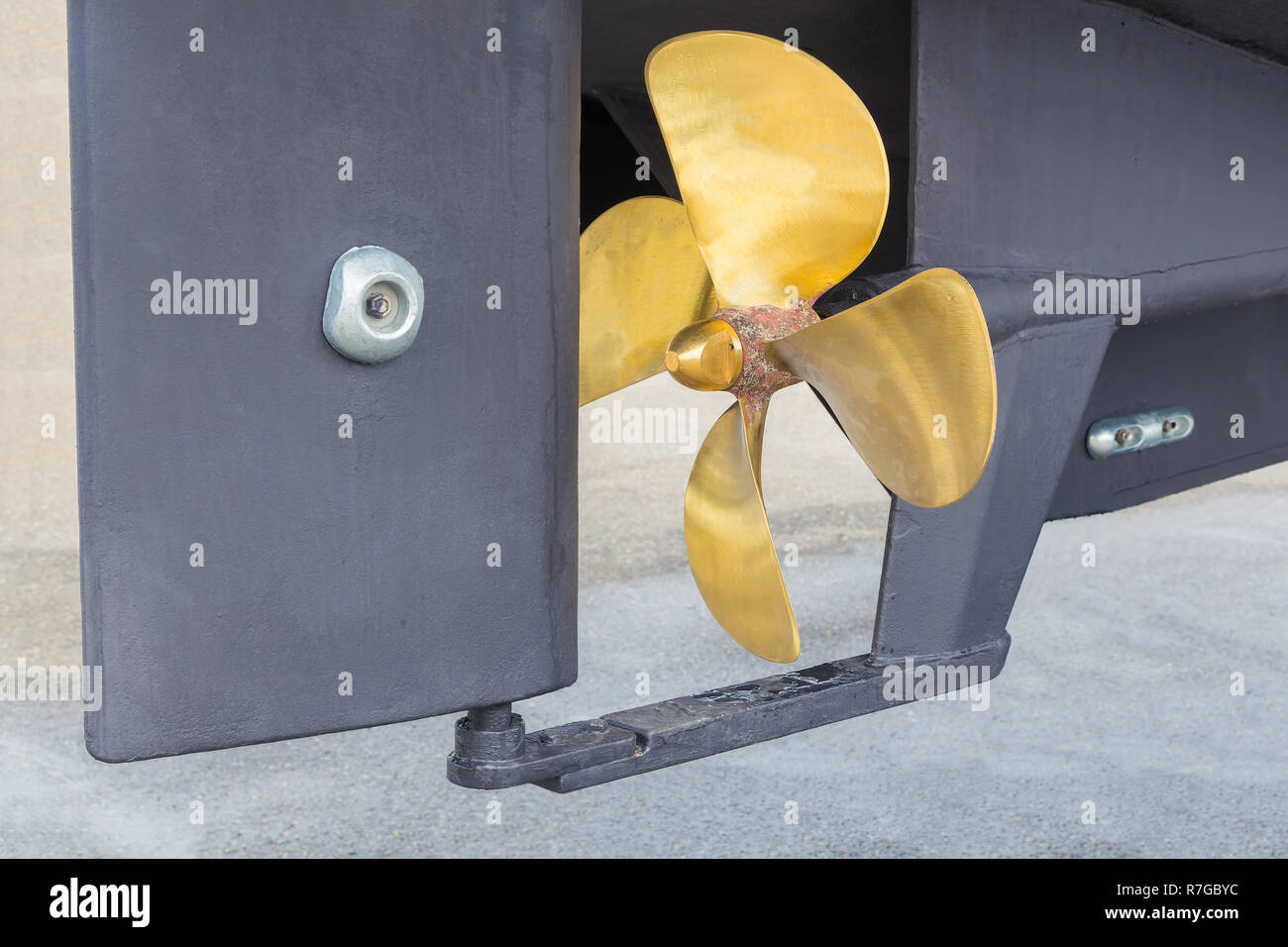 Goldfarbenem Metall Propeller und grau Ruder des Schiffes Stockfoto