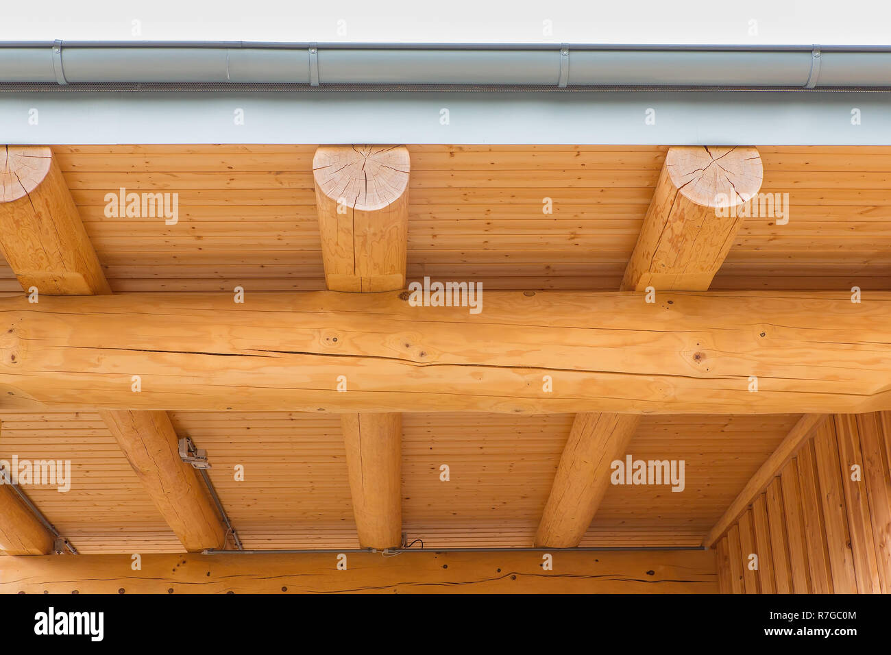 Neue Dachkonstruktion aus Holz von Haus mit Baumstämmen Stockfoto