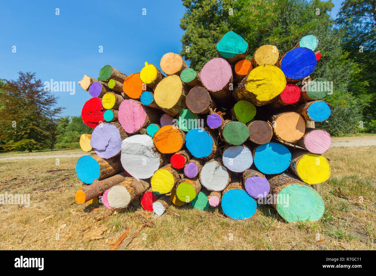 Stapel von bemalten Baumstämme mit verschiedenen Farben in Park Stockfoto