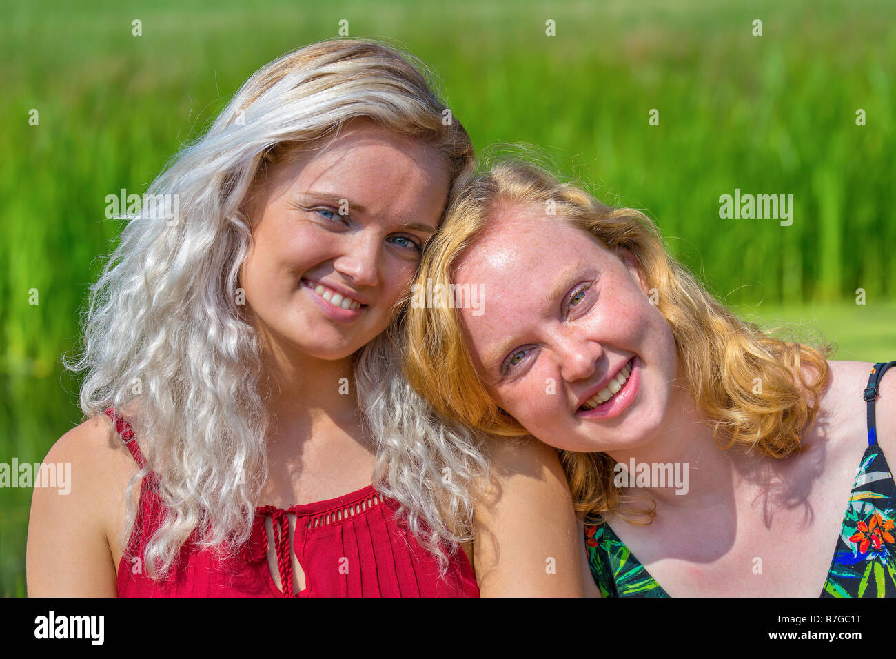 Porträt von zwei schließen junge holländische Schwestern in grüner Natur Stockfoto