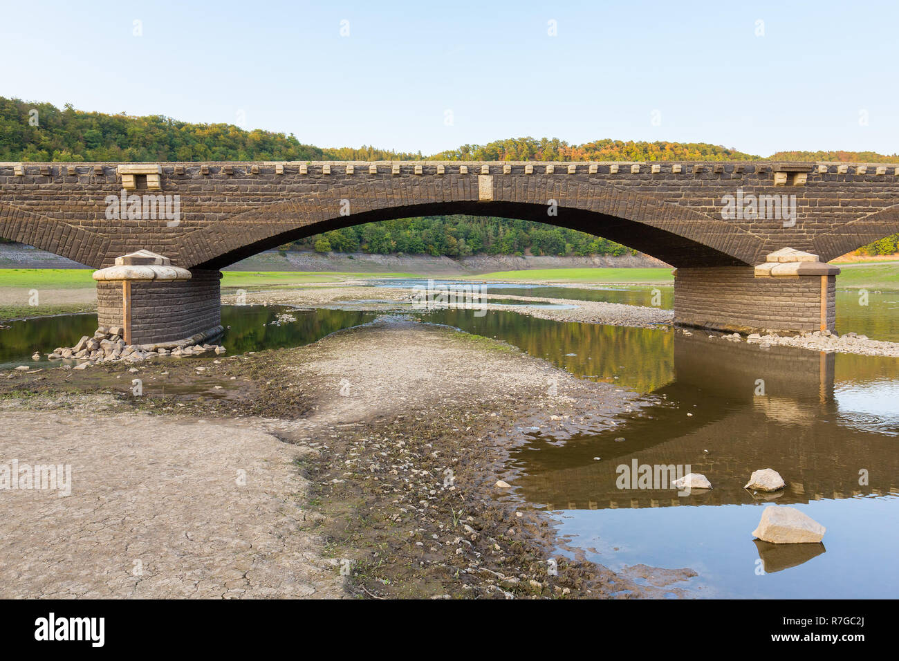 Steinbogenbrücke in trockenen deutschen Edersee im Sauerland Bereich Stockfoto