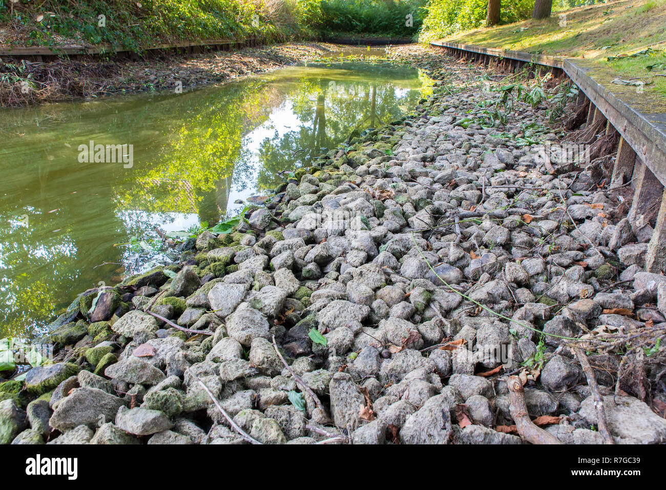 Niederländische Teich im Wohngebiet bei niedrigem Wasserstand Stockfoto