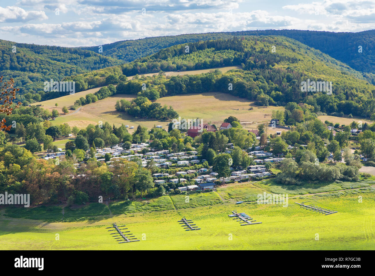 Blick auf die deutsche Landschaft im Sauerland von oben Stockfoto
