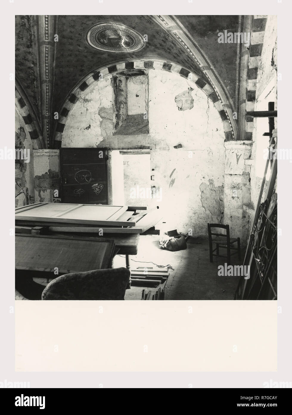 Toskana Siena Asciano Casa Corboli, dies ist mein Italien, die italienische Land des Visual History, weltliche Gebäude aus dem 13.-14. Jh.. Im Oratorium sind Fresken aus dem 4 Jahreszeiten und andere weltliche Szenen. Antiquitäten 2. polychrome Mosaik, mascaron oder mögliche Brunnen. Zwei Pflaster Mosaiken im Untergeschoss des Gebäudes. Sie haben geometrische Muster mit verknüpften Kreisen und pflanzliche Rosetten. Vier Stern, Dreieck und Zunge und Dart Motive sind in der Grenze entfernt. Plätze, die von Solomon's Knoten verknüpft. Zunge und Dart Stockfoto