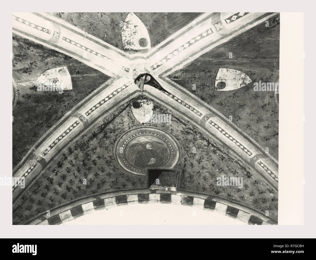 Toskana Siena Asciano Casa Corboli, dies ist mein Italien, die italienische Land des Visual History, weltliche Gebäude aus dem 13.-14. Jh.. Im Oratorium sind Fresken aus dem 4 Jahreszeiten und andere weltliche Szenen. Antiquitäten 2. polychrome Mosaik, mascaron oder mögliche Brunnen. Zwei Pflaster Mosaiken im Untergeschoss des Gebäudes. Sie haben geometrische Muster mit verknüpften Kreisen und pflanzliche Rosetten. Vier Stern, Dreieck und Zunge und Dart Motive sind in der Grenze entfernt. Plätze, die von Solomon's Knoten verknüpft. Zunge und Dart Stockfoto