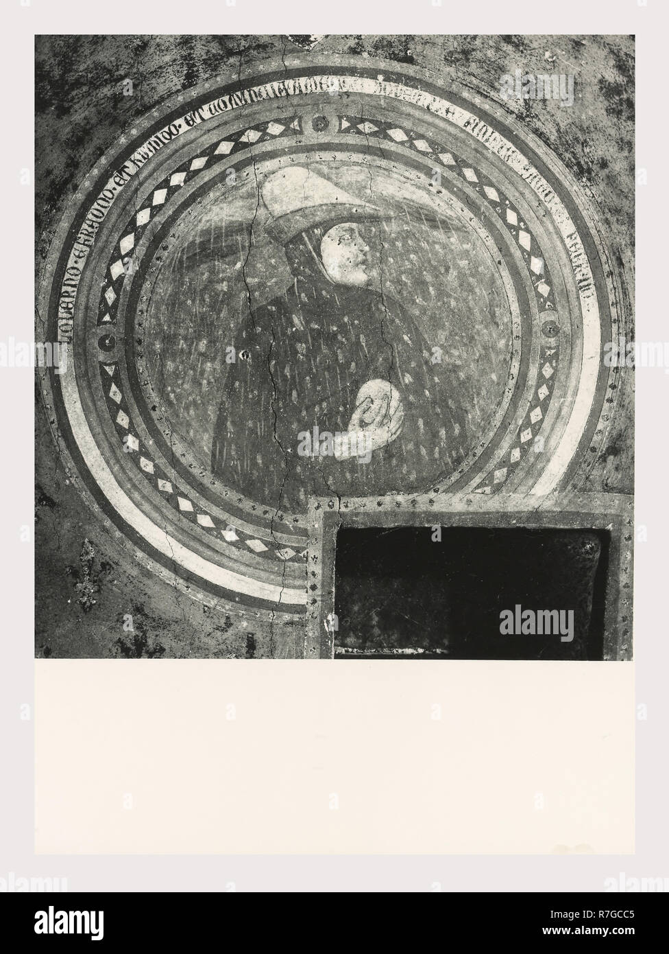 Toskana Siena Asciano Casa Corboli, dies ist mein Italien, die italienische Land des Visual History, weltliche Gebäude aus dem 13.-14. Jh.. Im Oratorium sind Fresken aus dem 4 Jahreszeiten und andere weltliche Szenen. Antiquitäten 2. polychrome Mosaik, mascaron oder mögliche Brunnen. Zwei Pflaster Mosaiken im Untergeschoss des Gebäudes. Sie haben geometrische Muster mit verknüpften Kreisen und pflanzliche Rosetten. Vier Stern, Dreieck und Zunge und Dart Motive sind in der Grenze entfernt. Plätze, die von Solomon's Knoten verknüpft. Zunge und Dart Stockfoto