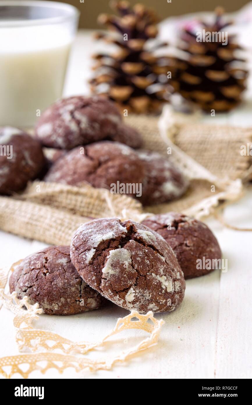 Schokolade Cookies auf ein weißes Holz- Hintergrund Stockfoto