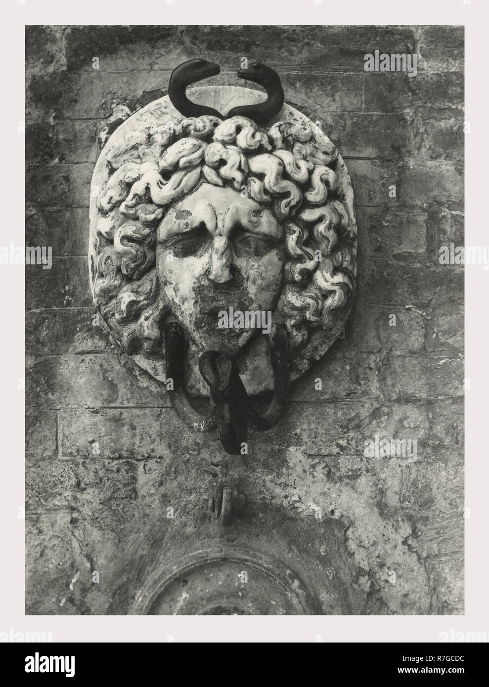 Toskana Siena Asciano Casa Corboli, dies ist mein Italien, die italienische Land des Visual History, weltliche Gebäude aus dem 13.-14. Jh.. Im Oratorium sind Fresken aus dem 4 Jahreszeiten und andere weltliche Szenen. Antiquitäten 2. polychrome Mosaik, mascaron oder mögliche Brunnen. Zwei Pflaster Mosaiken im Untergeschoss des Gebäudes. Sie haben geometrische Muster mit verknüpften Kreisen und pflanzliche Rosetten. Vier Stern, Dreieck und Zunge und Dart Motive sind in der Grenze entfernt. Plätze, die von Solomon's Knoten verknüpft. Zunge und Dart Stockfoto