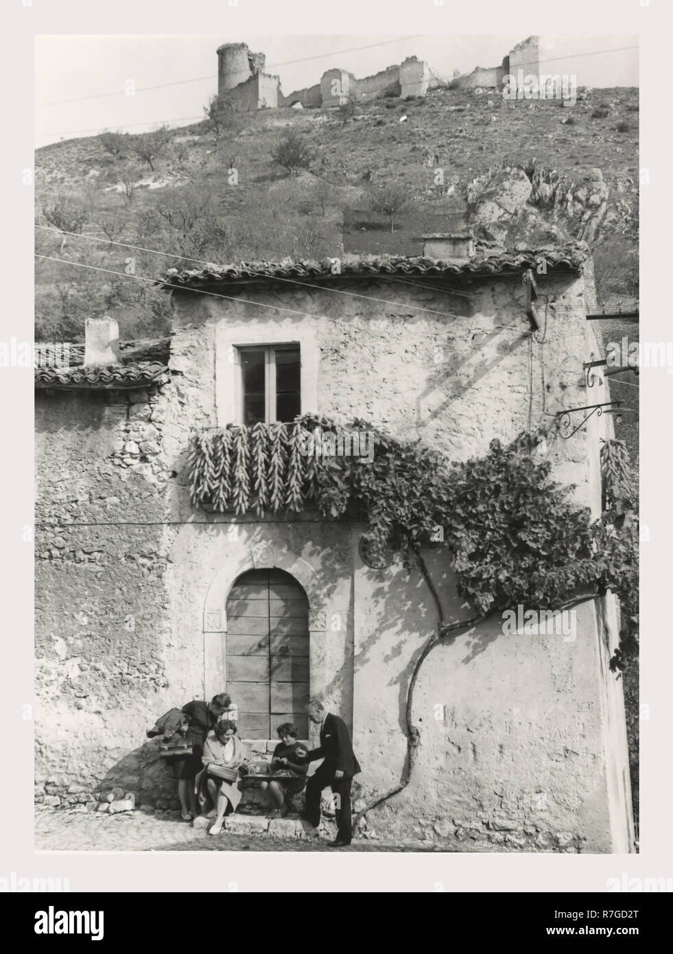 Toskana Siena Colle di Val d'Elsa Allgemeine Ansichten, das ist mein Italien, die italienische Land der visuellen Geschichte, Mittelalterlichen Ansichten der Stadt, die von der umgebenden Landschaft, Tunnel ansehen und einige blicken auf die Straße, einschließlich der Turm namens von Arnolfo di Cambio. Foto 1984 Stockfoto