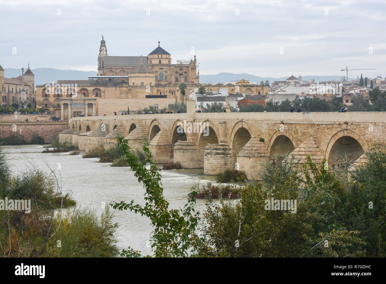Römische Brücke über den Guadalquivir und Mesquite in Cordoba. Herbst Landschaft Spaniens, Sehenswürdigkeiten Andalusiens. Stockfoto
