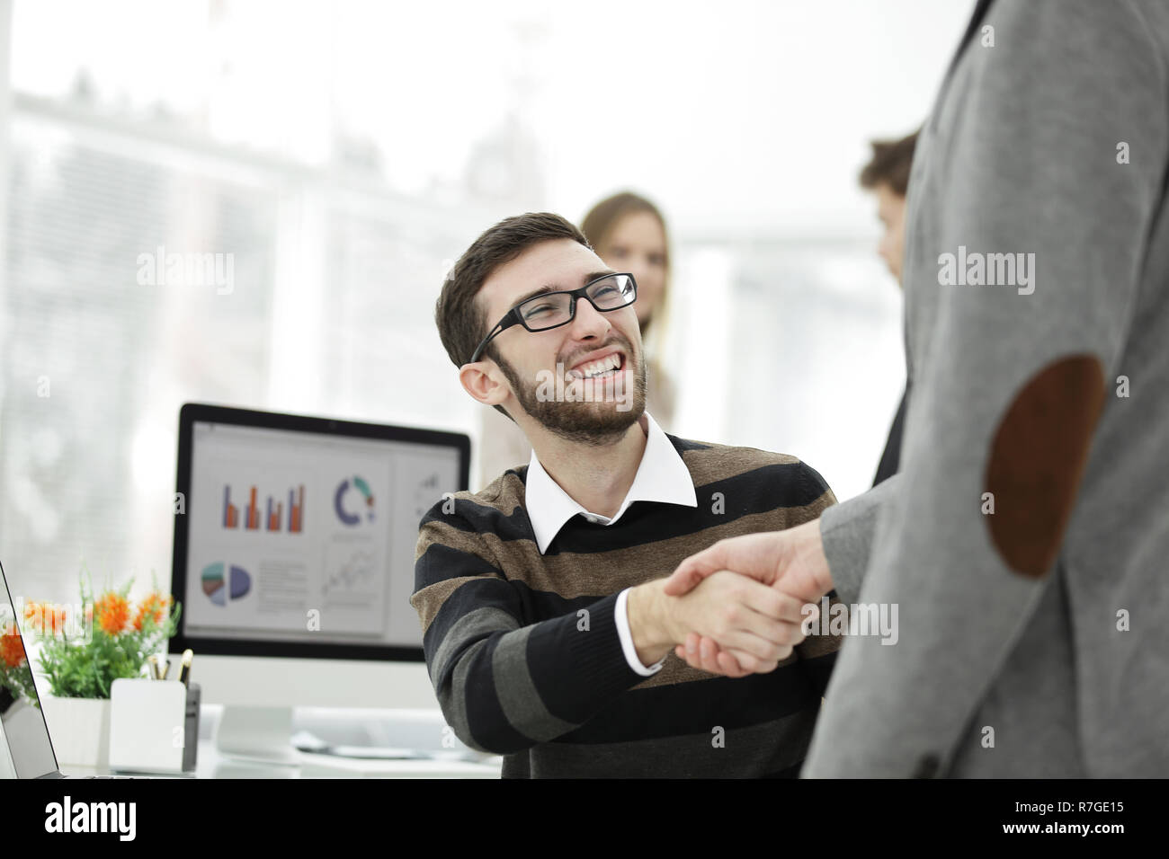 Handshake Manager und Client im Büro. Stockfoto